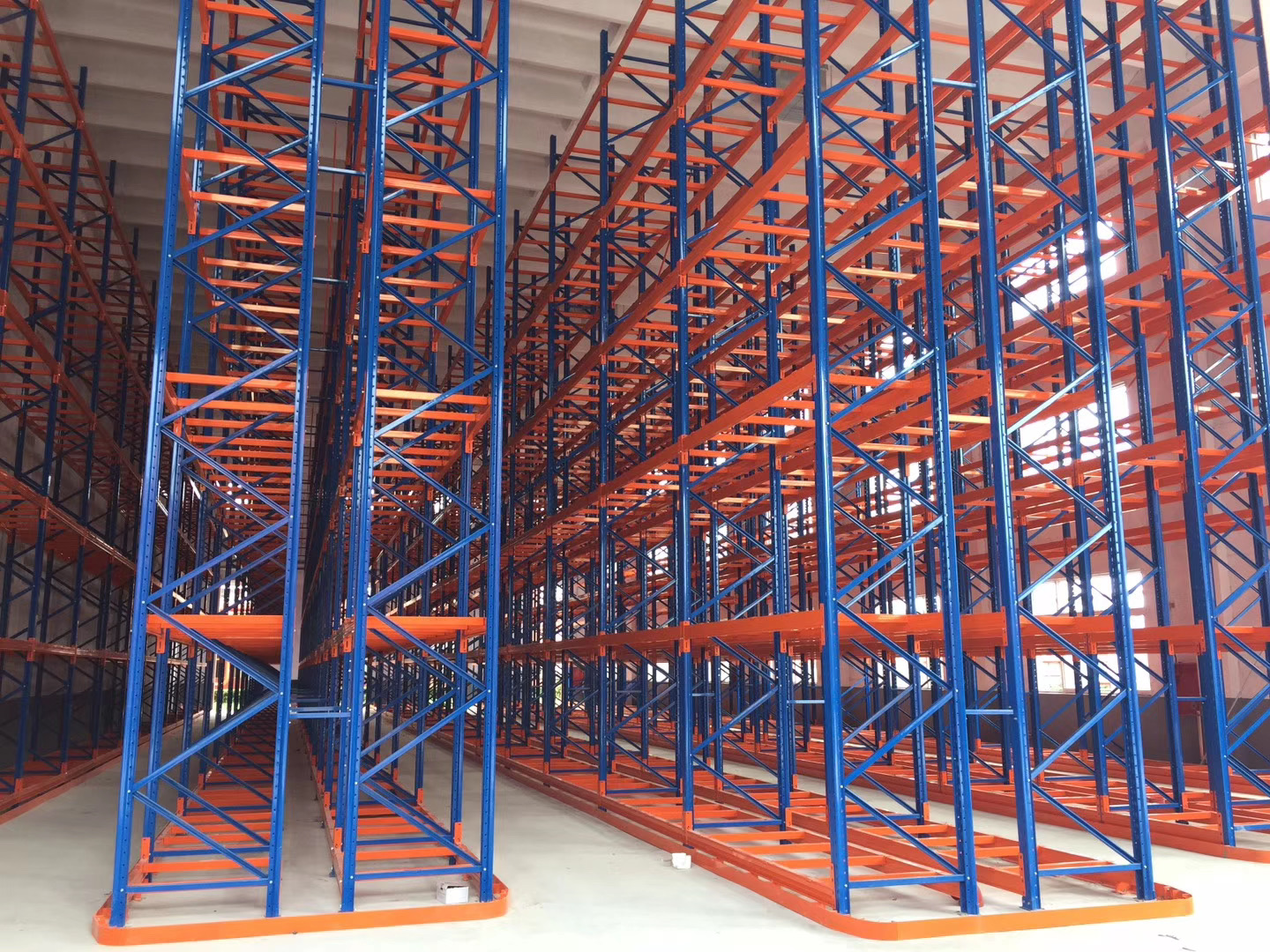 High Density Narrow Aisle Pallet Racking Adjustable Beam Steel Storage System Powder Coated for Warehouses