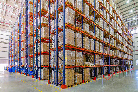 Standard selective pallet racking system installed in UAE industrial warehouse